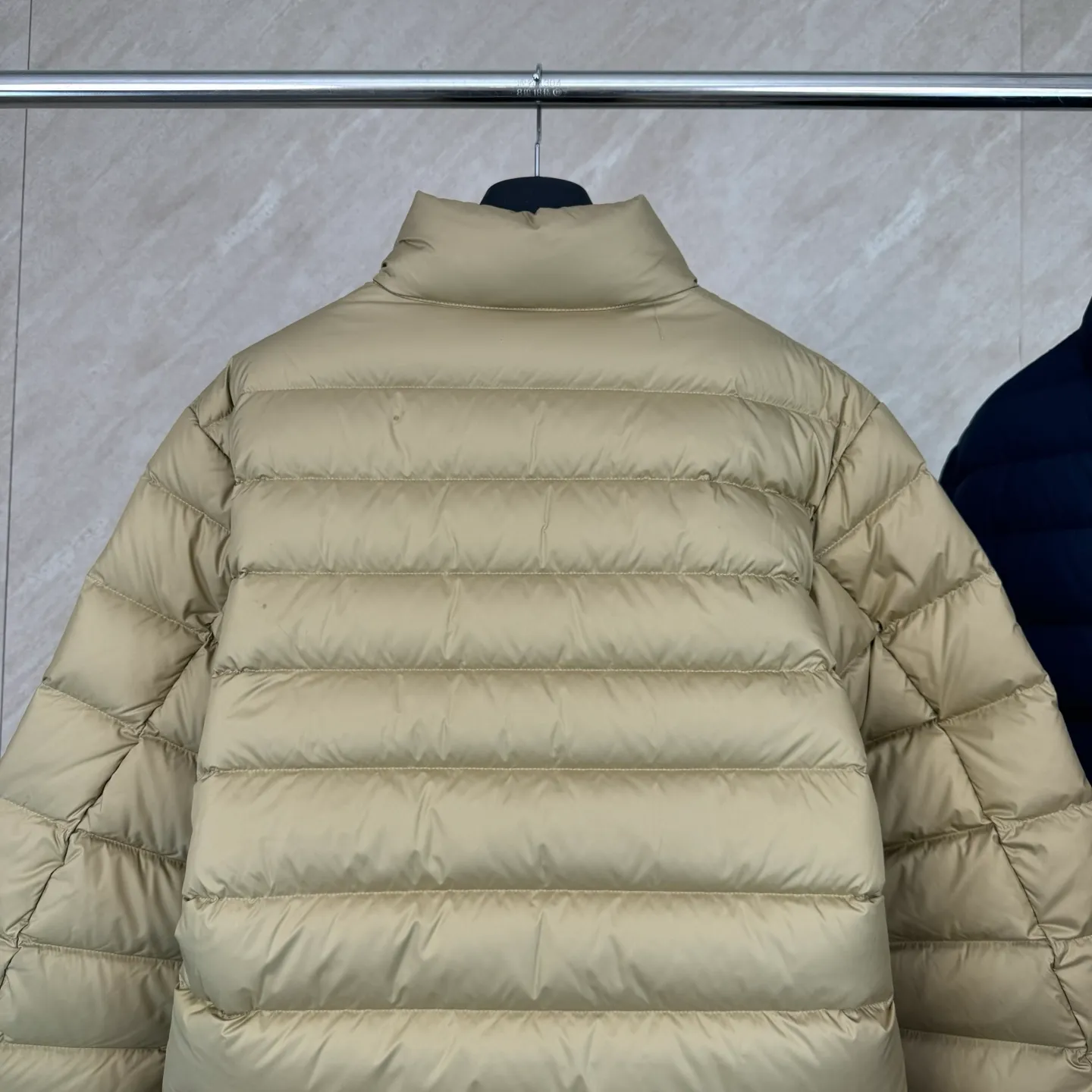 P930 Ralph Lauren lightweight down jacket size s m l xl The nylon fabric has good windproof and waterproof properties, which can effectively block the intrusion of wind and rain from the outside and keep the inside dry, suitable for wearing in humid or rainy environments.  The red label on the chest is made with an imported MECLO embroidery machine. The original pattern is scanned first, and then high-quality silk thread is used to make a pattern. The density effect is adjusted by continuous pattern making.  Exquisite details: the zipper design is simple and elegant, easy to operate; the closing design of the cuffs and hem effectively prevents the intrusion of cold wind, improving the warmth and comfort of wearing.  High-quality filling: 90 white duck down is selected, with a weight of 260g, ensuring excellent thermal insulation performance. After strict screening and processing, the velvet is not easy to drill, ensuring durability. The hangtags, wash marks, air holes, and four-button buttons are all customized from the original one-to-one mold.
